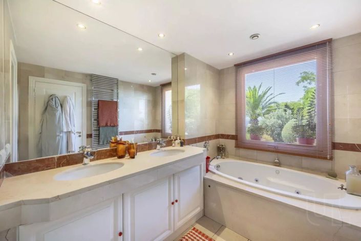 Image No.9-5 Bed House for sale