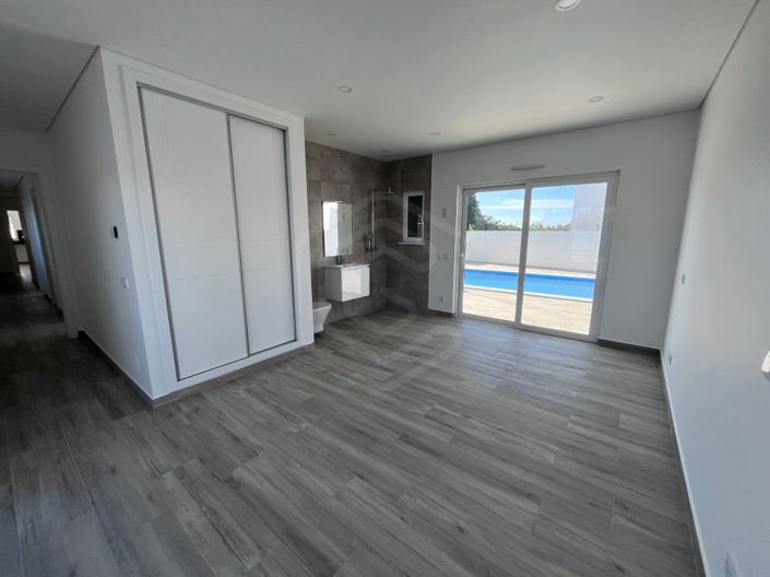 Image No.15-4 Bed House for sale