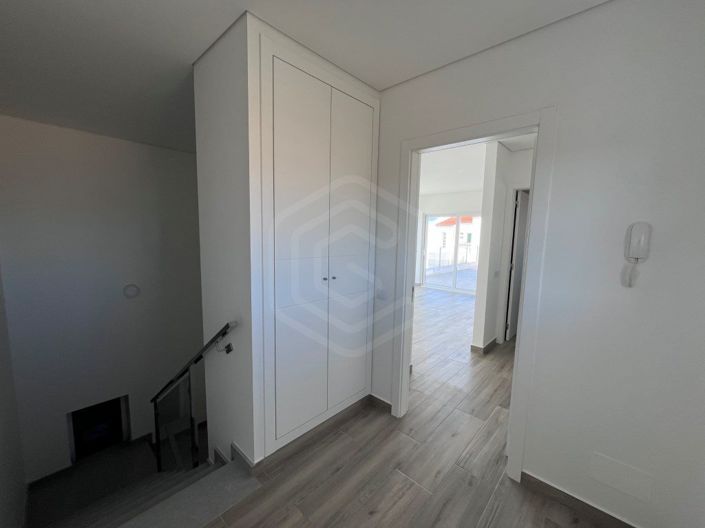 Image No.18-4 Bed House for sale