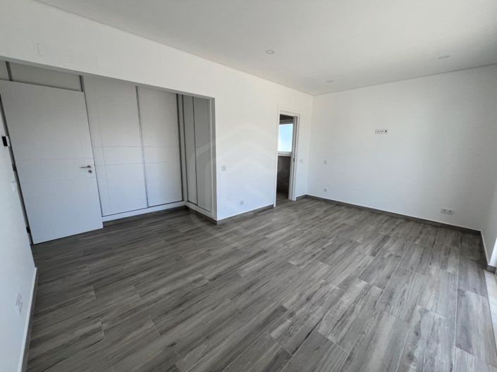 Image No.19-4 Bed House for sale