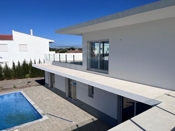 Image No.25-4 Bed House for sale