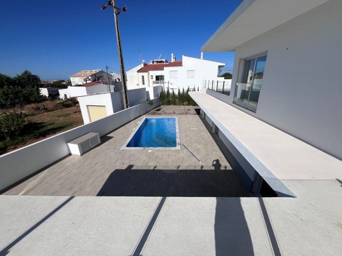 Image No.25-4 Bed House for sale