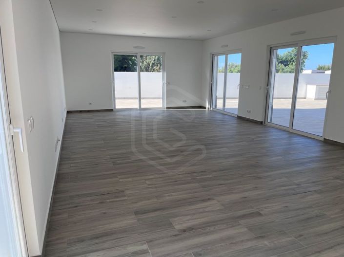 Image No.5-4 Bed House for sale