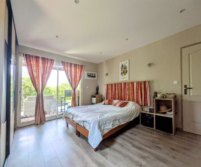 Image No.5-5 Bed House for sale