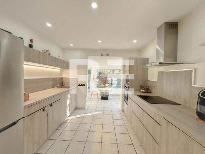 Image No.8-3 Bed House for sale