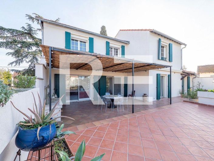 Image No.2-4 Bed House for sale