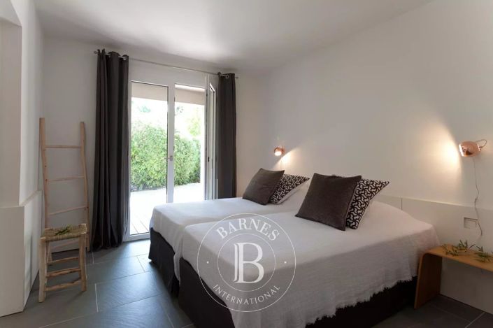 Image No.11-6 Bed House for sale