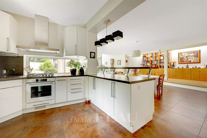 Image No.8-5 Bed House for sale