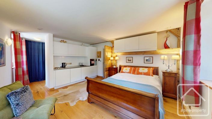 Image No.17-8 Bed Property for sale