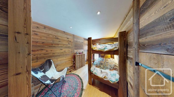 Image No.20-8 Bed Property for sale