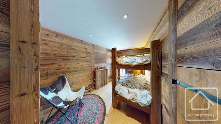 Image No.20-8 Bed Property for sale