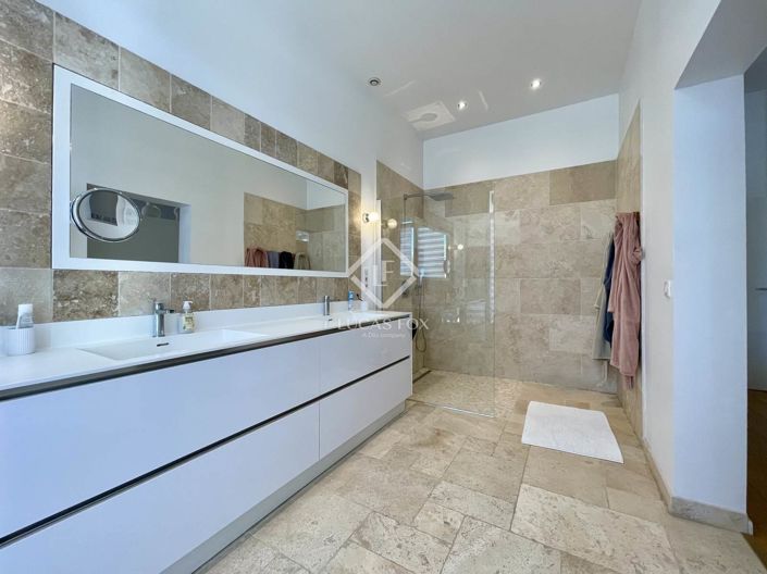 Image No.17-8 Bed House for sale