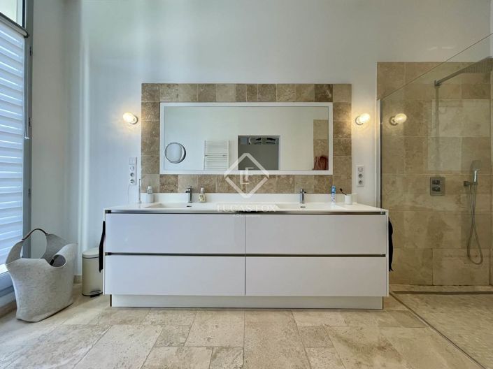 Image No.18-8 Bed House for sale