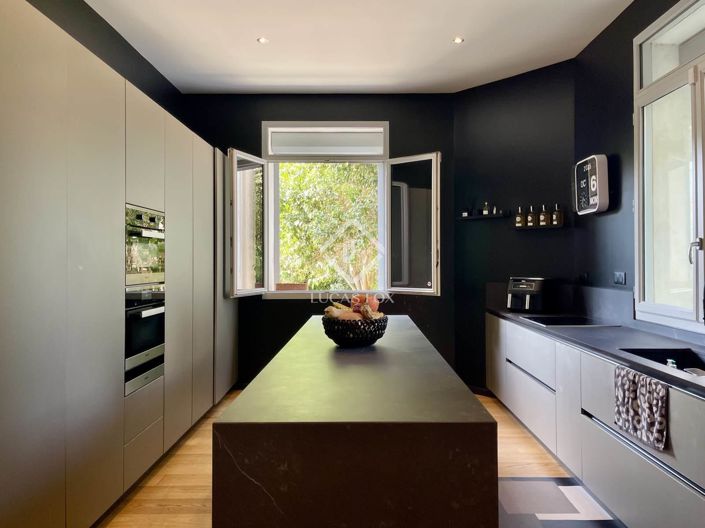 Image No.8-8 Bed House for sale