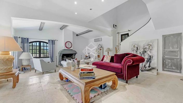 Image No.8-5 Bed House for sale