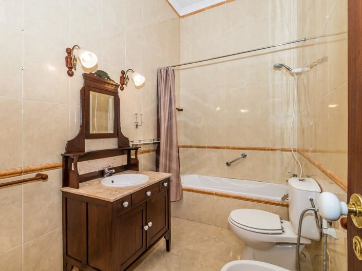 Image No.7-7 Bed House for sale