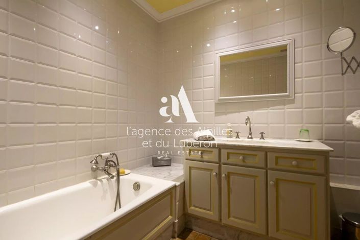 Image No.28-10 Bed House for sale