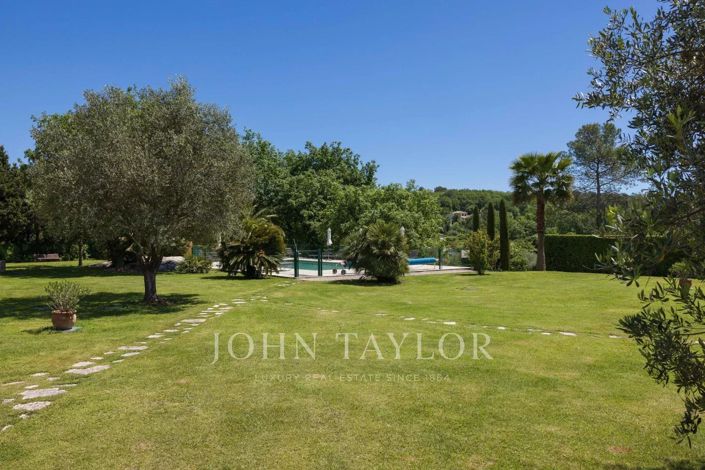 Image No.8-10 Bed House for sale