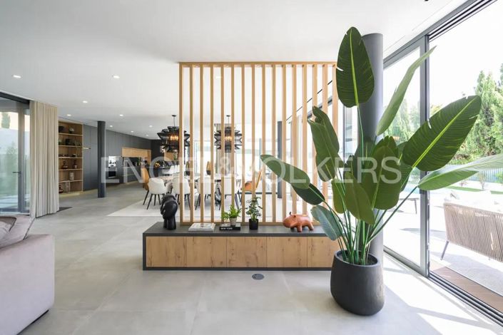 Image No.11-5 Bed House for sale