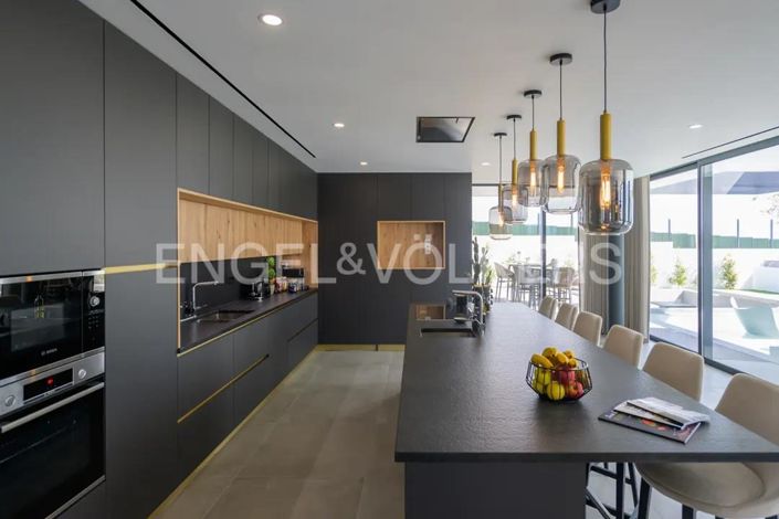 Image No.19-5 Bed House for sale