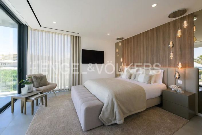 Image No.28-5 Bed House for sale