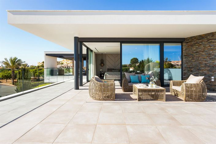 Image No.45-5 Bed House for sale