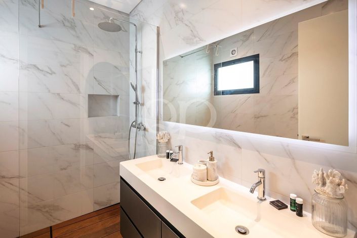 Image No.10-3 Bed House for sale