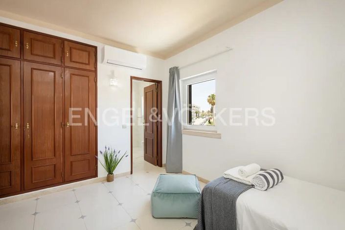 Image No.35-7 Bed House for sale