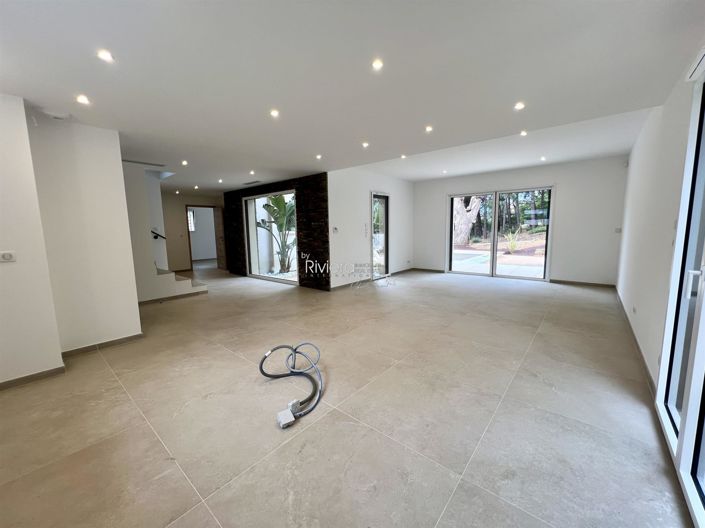 Image No.9-4 Bed House for sale