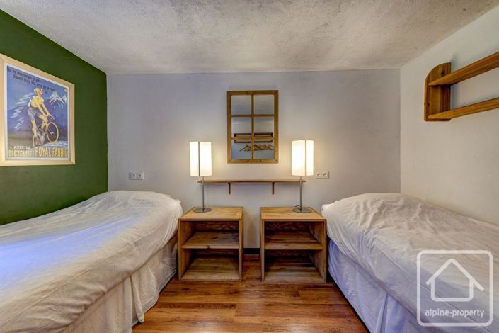 Image No.27-7 Bed Property for sale