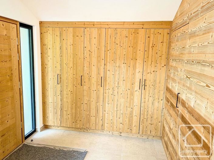 Image No.16-6 Bed Property for sale