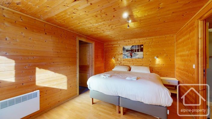 Image No.25-9 Bed Property for sale