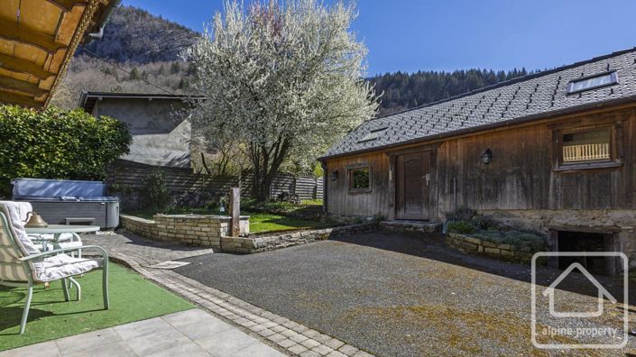 Image No.60-8 Bed Property for sale