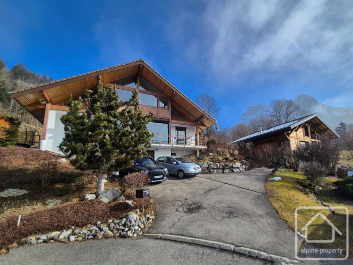 Image No.1-5 Bed Property for sale