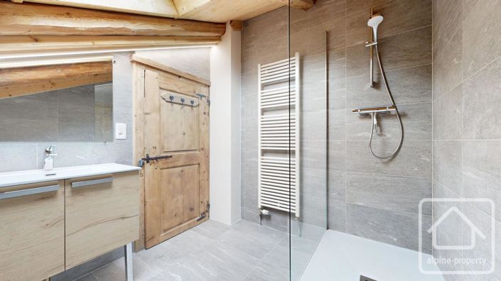 Image No.12-7 Bed Property for sale