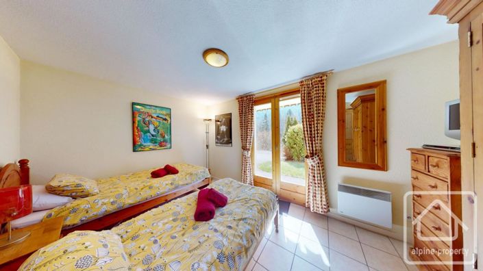 Image No.22-6 Bed Property for sale