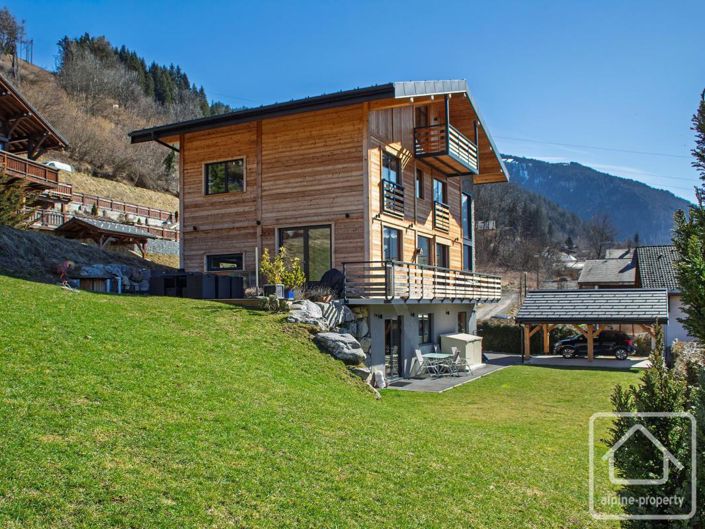 Image No.1-6 Bed Property for sale
