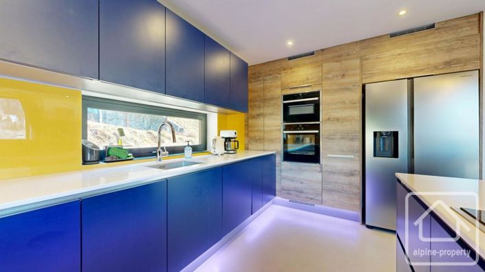 Image No.17-6 Bed Property for sale