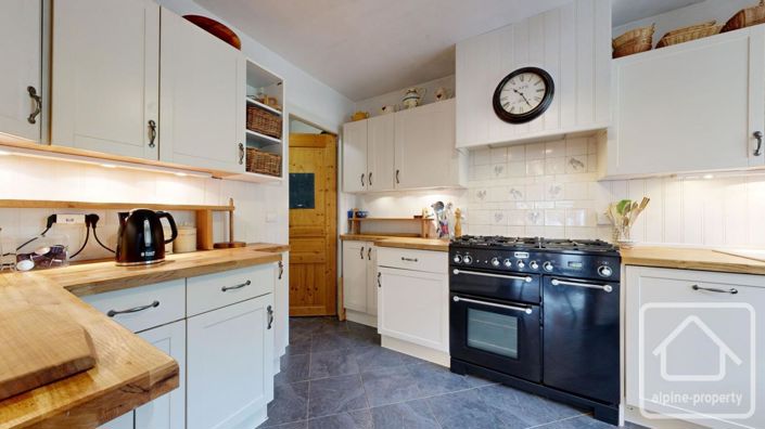 Image No.15-7 Bed Property for sale