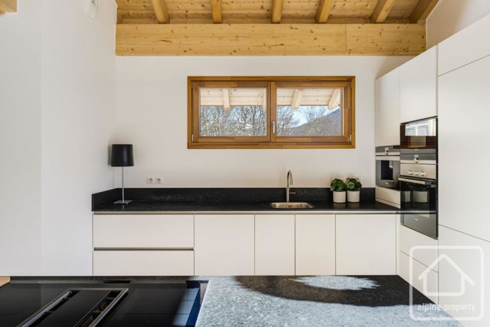 Image No.16-6 Bed Property for sale