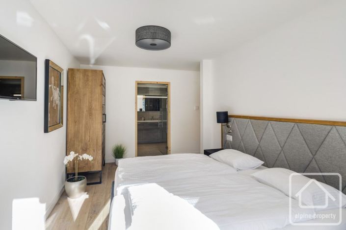 Image No.33-6 Bed Property for sale