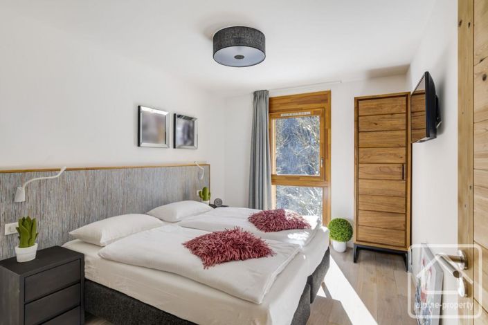 Image No.41-6 Bed Property for sale