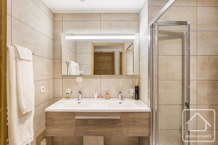 Image No.42-6 Bed Property for sale