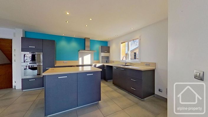 Image No.10-3 Bed Property for sale