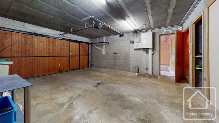 Image No.38-5 Bed Property for sale