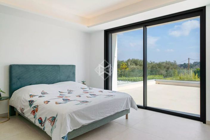 Image No.18-5 Bed House for sale