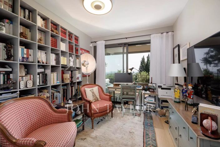 Image No.11-3 Bed House for sale