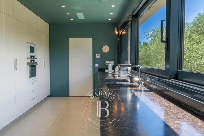 Image No.12-5 Bed House for sale