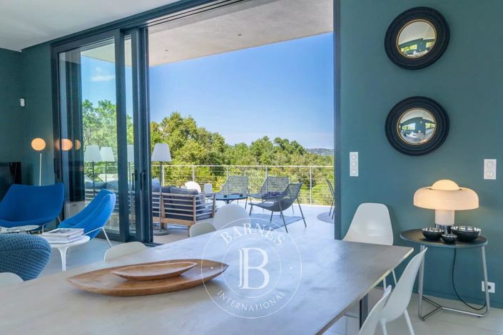 Image No.8-5 Bed House for sale