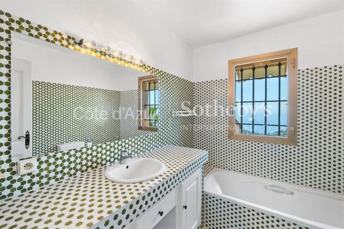 Image No.11-5 Bed Property for sale